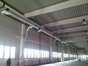 Légtechnika szerelés csarnokban